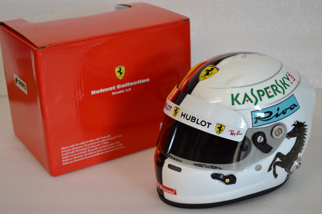 Ferrari SF71-H Casque Sebastian Vettel 2018 Mini Helmet 1/2